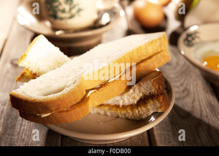 Cinese tradizionale stile Malese colazione, kaya burro toast e uova sode con il caffè. Il frattale sulla tazza è generico prin Foto Stock