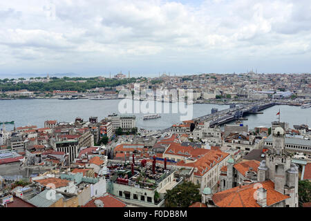 Il Ponte di Galata, Golden Horn, la Moschea Blu di Sultanahmet, sulla sinistra, vista dalla Torre di Galata, Istanbul, parte europea, Turchia Foto Stock