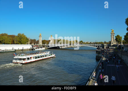 Bateaux Mouches sulla Senna davanti a Pont Alexandre III, regione Ile-de-France, Parigi, Francia Foto Stock
