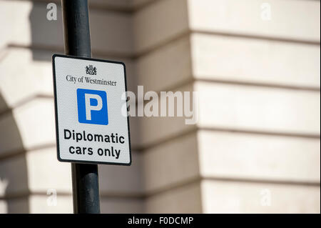 Simbolo di parcheggio nel centro di Londra che mostra un'area dove solo diplomatiche automobili sono ammessi al parco. Foto Stock