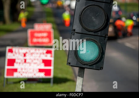 Semafori provvisori a lavori stradali in Inghilterra. Foto Stock