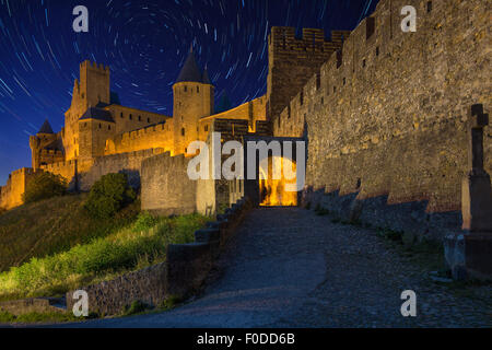 Tracce stellari sopra la fortezza medievale e la città fortificata di Carcassonne nella regione Languedoc-Roussillon del sud-ovest della Francia. Foto Stock
