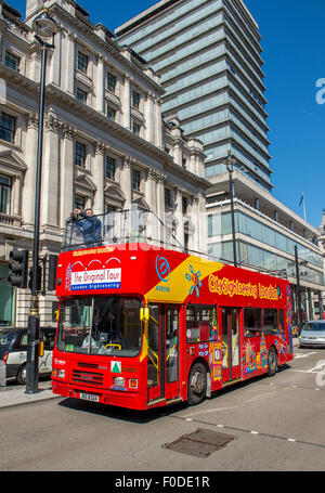 Open top bus turistico in giro per la città di Londra, Inghilterra. Foto Stock