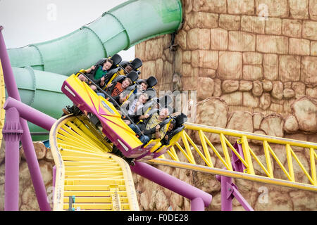 La gente a cavallo di RAGE, una fiera roller coaster di Adventure Island di Southend, Essex. Foto Stock