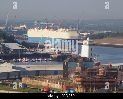 Newcastle Upon Tyne, 13 agosto 2015, UK Meteo. Partenza di mattina del 60975ton-Mitsui OSK Line 'Carnation Ace' autoliner dal porto di Tyne su una mattina di sole. Credito: James Walsh Alamy/Live News Foto Stock