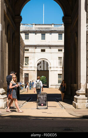 Londra Southbank università di Greenwich costruito da Sir Christopher Wren & Nicholas Hawksmoor arch Casa dell'Ammiraglio - Re Carlo corte Foto Stock