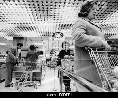 Commercio, supermercato, clienti al momento del pagamento, anni '70, diritti aggiuntivi-clearences-non disponibile Foto Stock