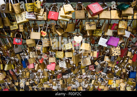 Migliaia di lucchetti in un recinto vicino al Pont des Arts simboleggiano "amare per sempre", a Parigi in Francia Foto Stock