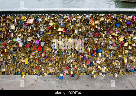 Migliaia di lucchetti in un recinto vicino al Pont des Arts simboleggiano "amare per sempre", a Parigi in Francia Foto Stock