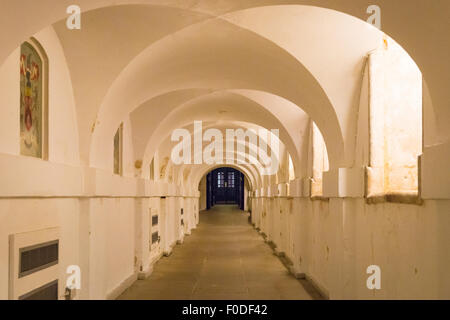 London Southbank University of Greenwich underground Tunnel Ripley arch archi corridoio ad arco che collega la cappella & sala dipinta Foto Stock