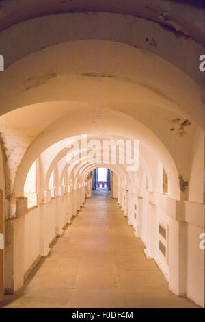London Southbank University of Greenwich underground Tunnel Ripley / Chalk a piedi il corridoio che collega la cappella & sala dipinta Foto Stock