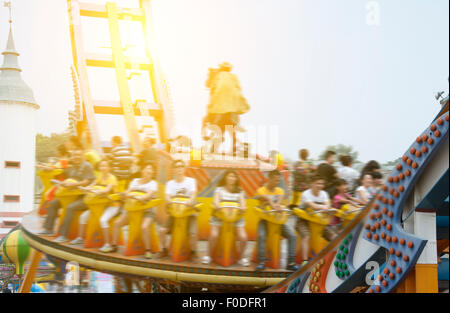 Volare attraverso il cielo nel parco di divertimenti Foto Stock