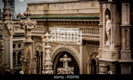 Vista della Galleria Vittorio Emanuele ll dal tetto del Duomo di Milano. Foto Stock