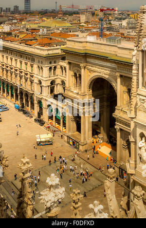 Vista della Galleria Vittorio Emanuele ll dal tetto del Duomo di Milano. Foto Stock