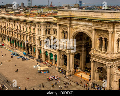 Vista della Galleria Vittorio Emanuele ll dal tetto del Duomo di Milano. Foto Stock