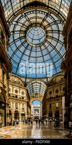 Ampio angolo di visione di un tetto di vetro e il pavimento in marmo della Galleria Vittorio Emanuele II. Milano, Italia Foto Stock