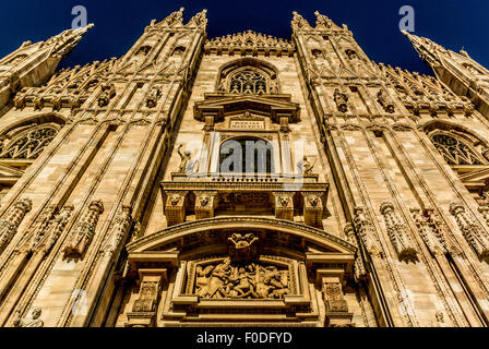 Ampio angolo di visione esterna del Duomo di Milano girato da un angolo basso guardando verso l'alto Foto Stock