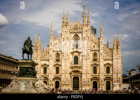 Cattedrale di Milano con vista posteriore della statua del re Vittorio in primo piano. Milano, Italia. Foto Stock