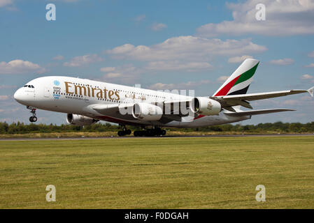 A380 EXPO 2020 Emirates Dubai EMIRATI ARABI Aeroporto di Manchester Inghilterra England Regno Unito Partenza Foto Stock