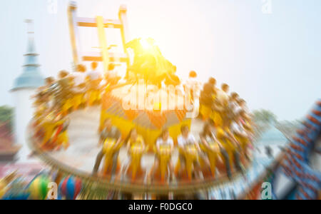 Volare attraverso i cieli nel parco di divertimenti Foto Stock