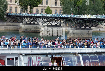 I turisti sul Fiume Senna in barca per visite guidate a Parigi vicino a Pont des Arts, Francia scattare fotografie Foto Stock