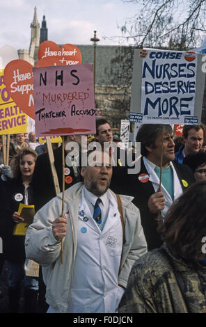 Dimostrazione di NHS sulle strade di Londra che porta i segni il supporto di infermieri e medici Foto Stock