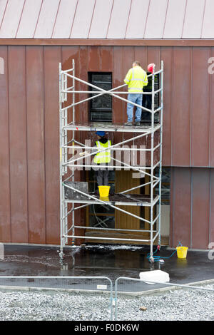 Operai presso la nuova distilleria di whisky a Tarbert Isle of Harris Western Isles Ebridi Esterne della Scozia UK Foto Stock