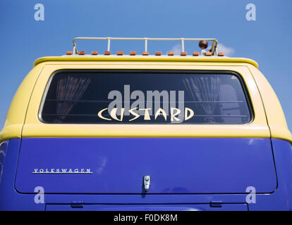 Porpora e giallo VW Volkswagen camper van chiamato crema pasticcera. Inghilterra Foto Stock