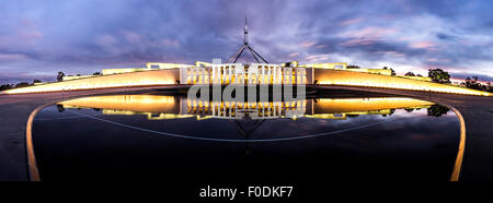 Vista panoramica sulla Casa del Parlamento, Canberra, Australian Capital Territory, Australia al crepuscolo. Foto Stock