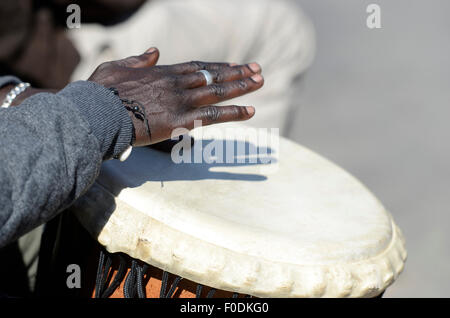Le mani del musicista che gioca il tomtoms, spazio per il testo Foto Stock