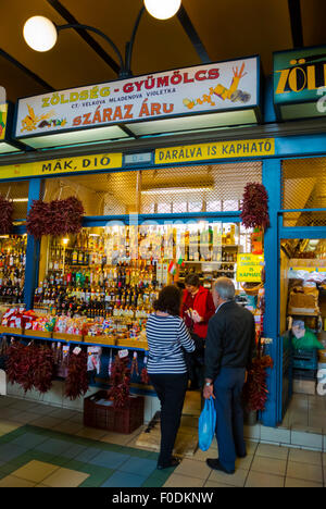 Alcol e di stallo di souvenir per i turisti, Nagy Vasarcsarnok, Mercato Grande Hall, Budapest, Ungheria, Europa Foto Stock