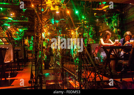 Cross Club, musica club, la vita notturna di Praga Holesovice, Repubblica Ceca Foto Stock