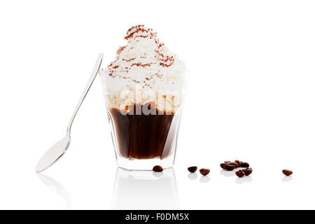 Caffè viennese. Vienna caffè in vetro con i chicchi di caffè isolato su sfondo bianco con la riflessione. Tradizionale bevanda di caffè Foto Stock