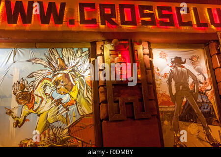 Cross Club, musica club, arte sulla parete, la vita notturna di Praga Holesovice, Repubblica Ceca Foto Stock