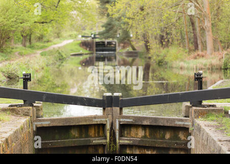 Due blocchi sul Basingstoke Canal, presentando in particolare una vista dettagliata dei cancelli di blocco. Foto Stock