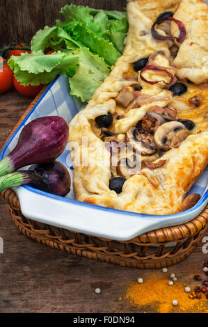 Cuocere in forno shawarma di carne con verdure in stile rustico.L'immagine è colorato Foto Stock