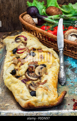 Cuocere in forno shawarma di carne con verdure in stile rustico.L'immagine è colorato Foto Stock