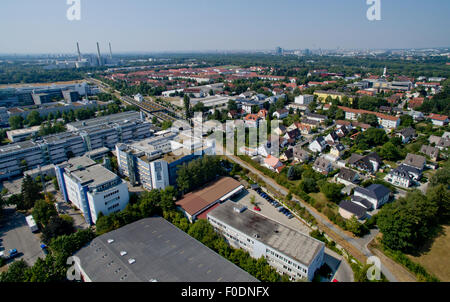 Unterfoehring, Germania. 13 Ago, 2015. Una veduta aerea di Unterfoehring, Germania, 13 agosto 2015. Tra il 2008 e il 2013, Unterfoehring sperimentato la più alta percentuale di incremento della popolazione, con 19,9 per cento. Foto: SVEN HOPPE/DPA/Alamy Live News Foto Stock