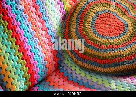 Maglia colorata coperta e cuscino tondo Foto Stock