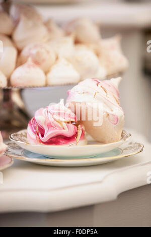 Rosa e Bianco meringhe e amaretti su piastre di vintage Foto Stock