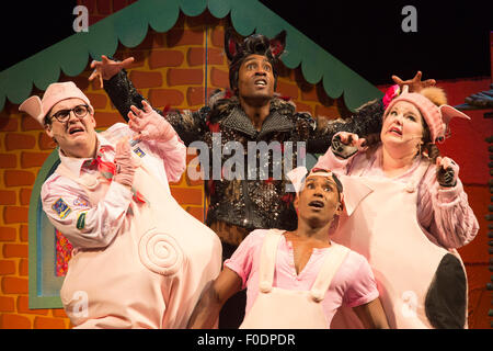 L-R: Daniel Buckley, Simon Webbe, Taofique Folarin e Leanne Jones. West End premiere della storia per bambini " 3 Little Pigs' presso il Palace Theatre starring Simon Webbe come Lupo, Alison Jiear come madre, Leanne Jones come Bee, Taofique Folarin come bar e Daniel Buckley come D. Lo spettacolo va dal 5 agosto al 6 settembre 2015. Foto Stock