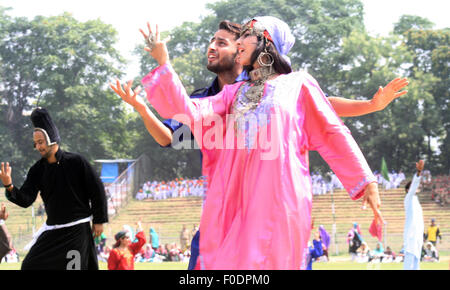 Srinagar, Indiano Kashmir amministrato del 13 agosto, 2015. Le ragazze del Kashmir partecipa a un Rehersal per un giorno di indipendenza parade presso Bakshi Stadium, l'India ha rafforzato la sicurezza precedendo il giorno della sua indipendenza, tra paure di nuovi attacchi da gruppi militanti. Truppe indiane intensificato le operazioni di ricerca alla vigilia del Giorno di indipendenza, che separatisti osservare come un 'giorno nero'.regione himalayana del Kashmir è stata divisa tra India e Pakistan, ma rivendicato in pieno da entrambi, dato che i due paesi hanno ottenuto l'indipendenza dalla Gran Bretagna nel 1947 Credit: Sofi Suhail/Alamy Live News Foto Stock