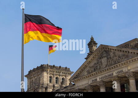 Bandiera tedesca - bandiere nazionali di Germania sul palazzo del parlamento / Reichstag Foto Stock