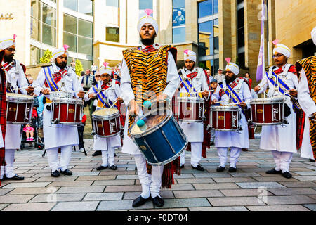 Glasgow, Regno Unito. 13 Ago, 2015. A Glasgow il festival annuale di musica delle cornamuse, "tubazioni Live", che termina con il Campionato del Mondo di concorrenza sul Sabato 15 Agosto, il National Pipe Band della Malesia - "Sri Dasmesh Pipe Band' in base a Kuala Lumpar, hanno intrattenuto la folla a Buchanan Street e George Square, suonando un medley di cornamuse scozzesi musica, con bel sole come bene. Credito: Findlay/Alamy Live News Foto Stock