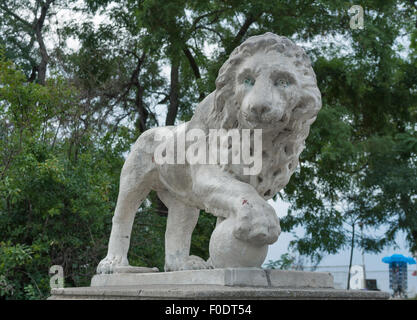 Lion statua intorno Vorontsov palace a Odessa, Ucraina Foto Stock