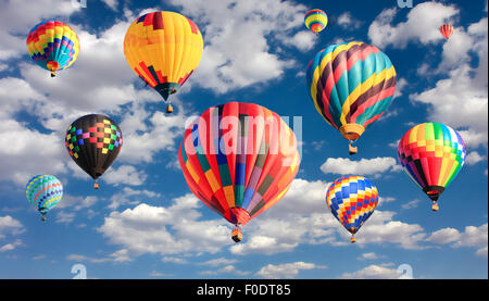 Variopinte mongolfiere battenti Foto Stock