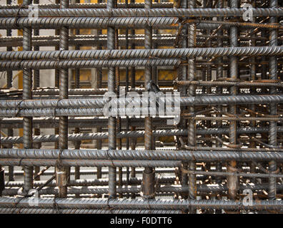 Anima di rinforzo di acciaio sul sito in costruzione. Cassaforma utilizzata sui siti di costruzione per la stratificazione di calcestruzzo. Foto Stock