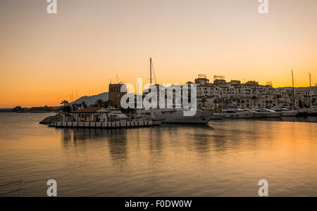 Il lussuoso porto turistico di Puerto Banus porto di Marbella al tramonto. Andalusia, Spagna. Foto Stock