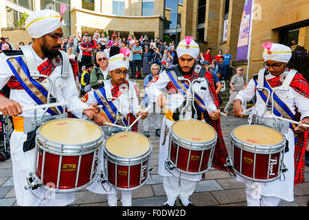 Glasgow, Regno Unito, 13 Agosto, 2015. A Glasgow il festival annuale di musica delle cornamuse, "tubazioni Live", che termina con il Campionato del Mondo di concorrenza sul Sabato 15 Agosto, il National Pipe Band della Malesia - "Sri Dasmesh Pipe Band' in base a Kuala Lumpar, hanno intrattenuto la folla a Buchanan Street e George Square, suonando un medley di cornamuse scozzesi di musica su una giornata di sole in Scozia. Credito: Findlay/Alamy Live News Foto Stock