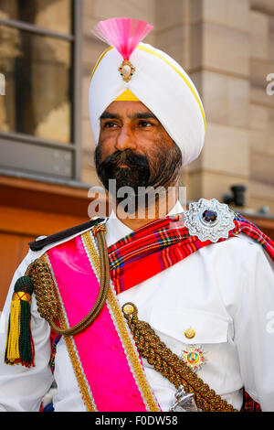 Glasgow, Regno Unito, 13 Agosto, 2015. A Glasgow il festival annuale di musica delle cornamuse, "tubazioni Live", che termina con il Campionato del Mondo di concorrenza sul Sabato 15 Agosto, il National Pipe Band della Malesia - "Sri Dasmesh Pipe Band' in base a Kuala Lumpar, hanno intrattenuto la folla a Buchanan Street e George Square, suonando un medley di cornamuse scozzesi di musica su una giornata di sole in Scozia. Credito: Findlay/Alamy Live News Foto Stock